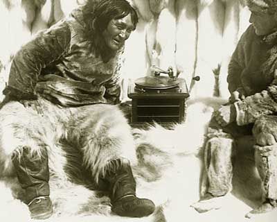 Nanook e o gramofone (foto de Robert J. Flaherty)